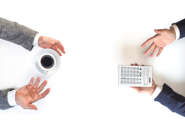 沖縄の不用品回収業者に値下げ交渉は通用する？具体的な方法と注意点のアイキャッチ画像